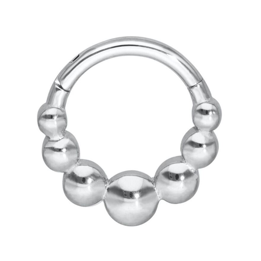 Anneau de piercing argenté avec design à billes sur fond blanc