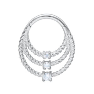 Anneau de piercing argenté avec trois bandes torsadées et cristaux sur fond blanc