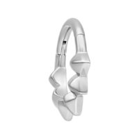 Clicker à pointes argenté pour septum Clicker de septum argenté avec pointes sur fond blanc