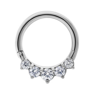 Anneau de piercing argenté avec cristaux clairs sur fond blanc