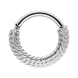 Clicker argenté avec trois cordes torsadées sur fond blanc