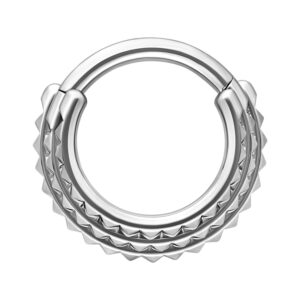 Clicker de septum argenté avec design triple spike sur fond blanc