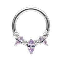 Marquise septum clicker en argent avec cristaux Septum clicker en argent en acier chirurgical avec cristaux lavande sur fond blanc
