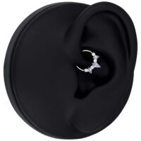 Marquise Hinged Septum Clicker Améthyste Argent Clicker de septum argenté avec cristaux d'améthyste sur modèle d'oreille noir