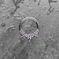 Clicker de septum lavande en argent Clicker de septum en argent avec cristaux couleur lavande sur fond gris