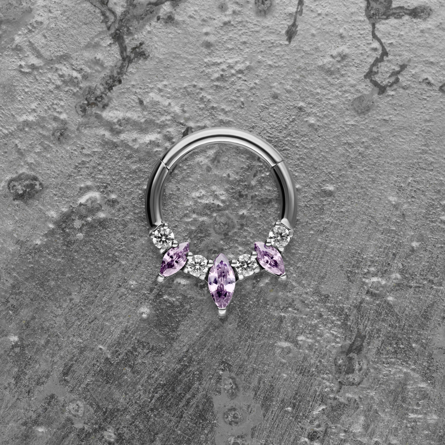 Clicker de septum lavande en argent Clicker de septum en argent avec cristaux couleur lavande sur fond gris