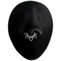 Clicker de septum argenté avec motif floral Clicker de septum argenté avec motif floral sur nez de mannequin noir.