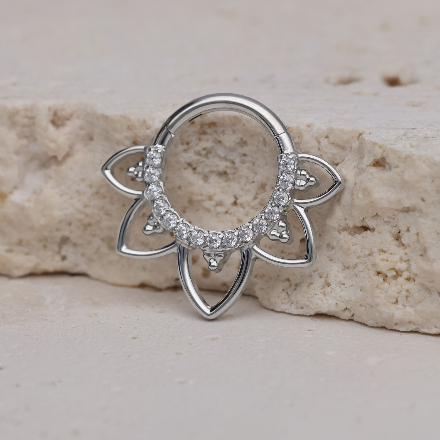 Clicker de septum argenté avec cristaux Clicker de septum argenté avec motif floral et cristaux sur pierre claire
