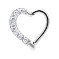 Anneau piercing en argent en forme de cœur avec des cristaux clairs sur fond blanc