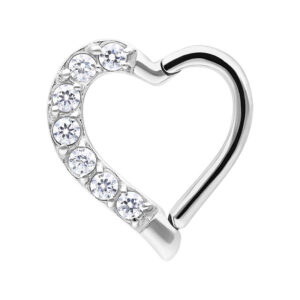 Anneau piercing en argent en forme de cœur avec des cristaux clairs sur fond blanc