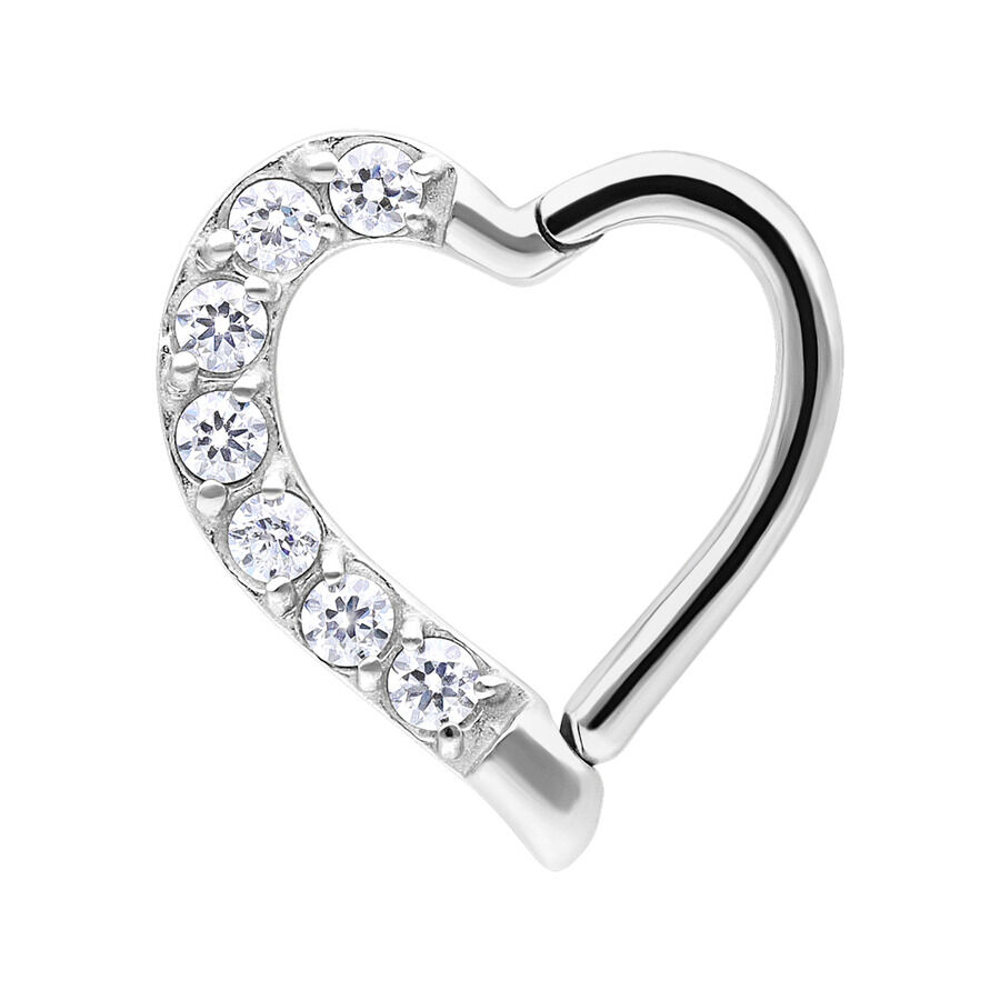 Anneau piercing en argent en forme de cœur avec des cristaux clairs sur fond blanc