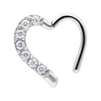 Anneau de piercing cœur en argent avec cristaux clairs sur fond blanc