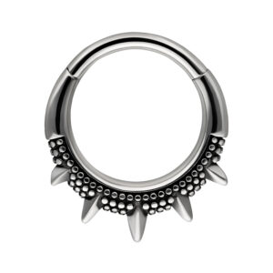 Anneau piercing oriental avec clous et pointes, noir-argent, sur fond blanc