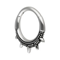 Clicker oriental à pointes en noir et argent Anneau de piercing argenté et noir avec un design en forme de pointes sur fond blanc