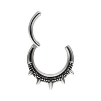 Clicker Oriental à Pointes en Argent Anneau de piercing argenté avec pointes sur fond blanc