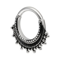 Clicker de septum argenté en acier chirurgical Clicker de septum argenté en acier chirurgical 316L sur fond blanc