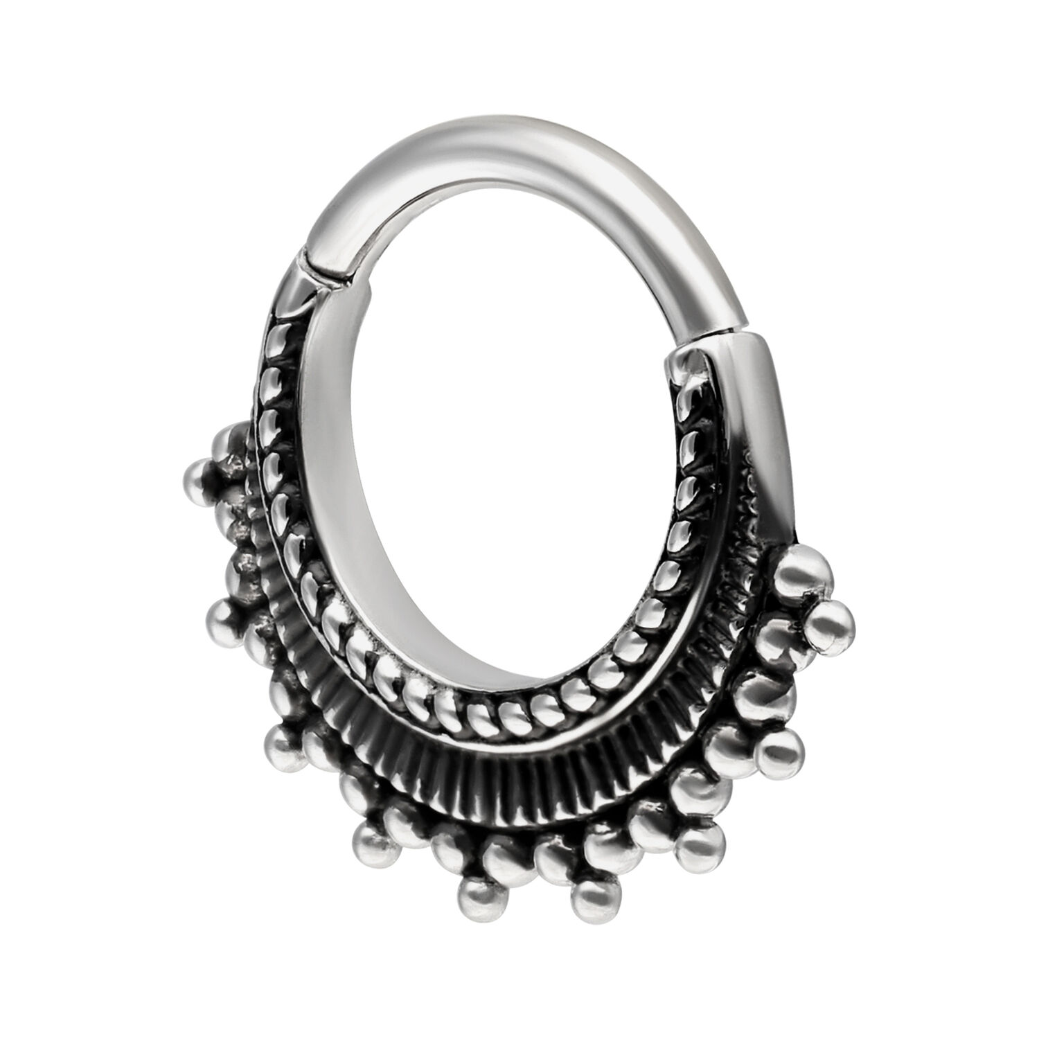 Clicker de septum argenté en acier chirurgical Clicker de septum argenté en acier chirurgical 316L sur fond blanc