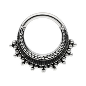 Anneau de piercing argenté avec ornements sur fond blanc