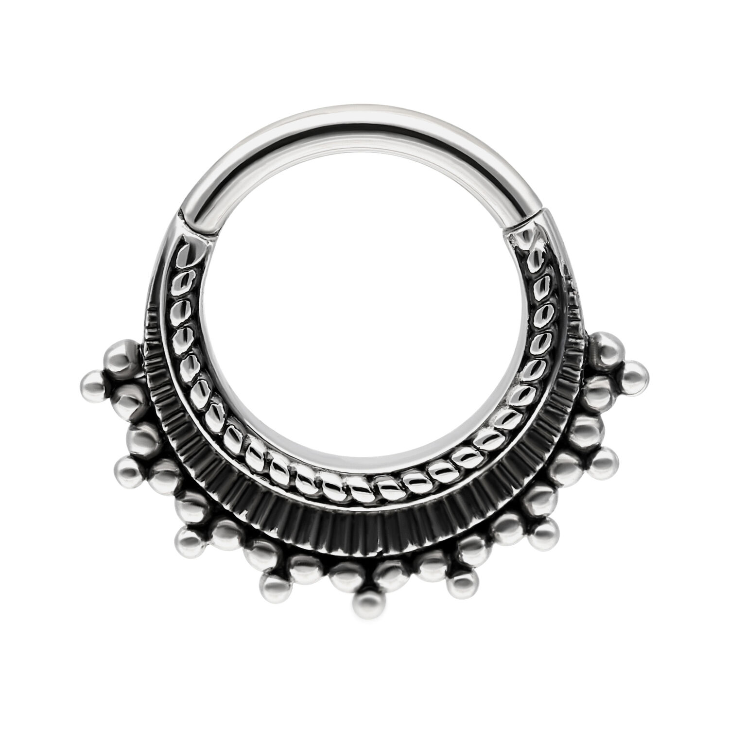 Anneau de piercing Clicker articulé argenté Anneau de piercing argenté avec ornements sur fond blanc