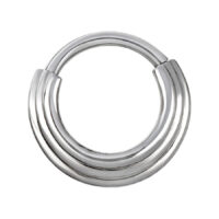 Clicker septum concave argenté en acier chirurgical Clicker septum argenté en acier chirurgical sur fond blanc