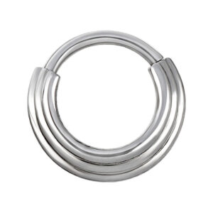 Clicker septum argenté en acier chirurgical sur fond blanc