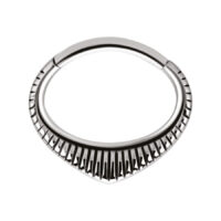 Indiana Clicker en acier chirurgical argenté Anneau de piercing Indiana Clicker argenté avec design dentelé sur fond blanc