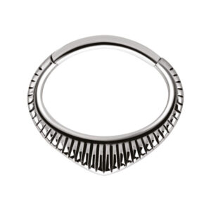 Anneau de piercing Indiana Clicker argenté avec design dentelé sur fond blanc