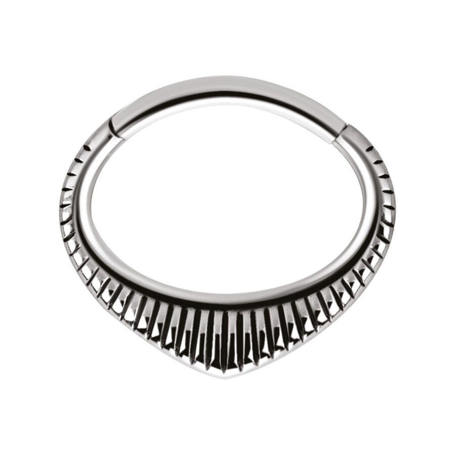 Indiana Clicker en acier chirurgical argenté Anneau de piercing Indiana Clicker argenté avec design dentelé sur fond blanc