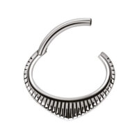 Clicker Indiana argenté en acier chirurgical Clicker septum argenté avec design dentelé sur fond blanc