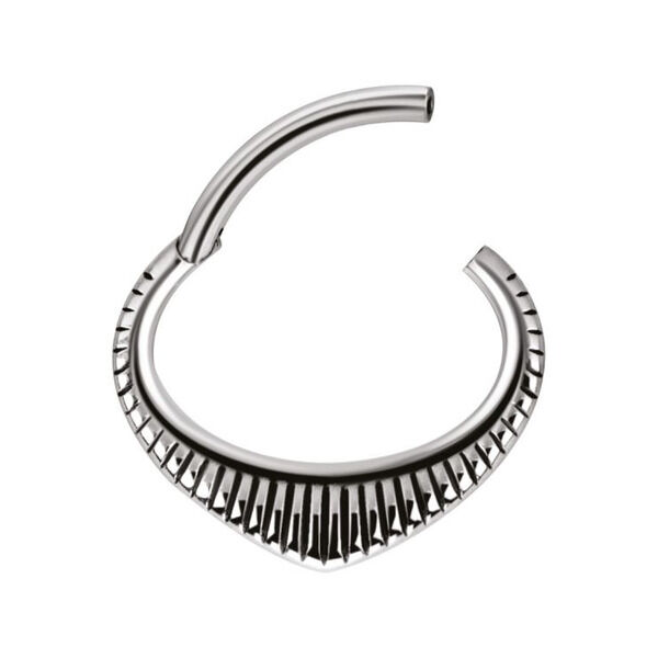 Clicker Indiana argenté en acier chirurgical Clicker septum argenté avec design dentelé sur fond blanc