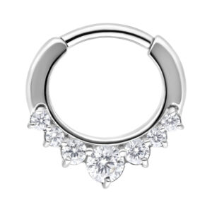 Clicker de septum argenté en acier chirurgical avec cinq cristaux clairs sur fond blanc
