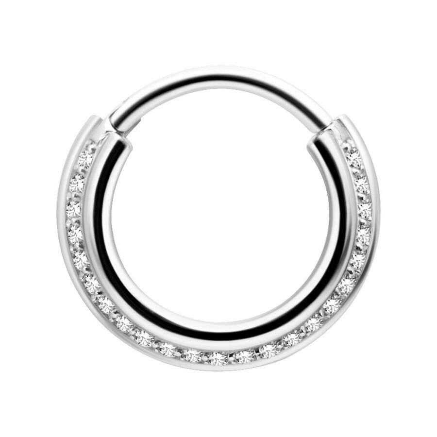 Clicker de septum scintillant en acier inoxydable Clicker de septum argenté avec cristaux clairs sur fond blanc