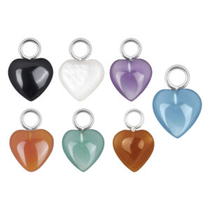 Sept pendentifs cœur en noir, blanc, violet, bleu, orange et vert sur fond blanc