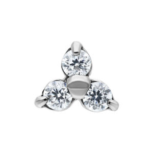 Embout de piercing en argent avec trois cristaux clairs, fond de studio