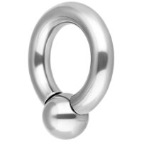 Bague à vis basique, 12 mm, argent, 4 mm épaisseur Bague à vis argentée en acier chirurgical avec un diamètre intérieur de 12 mm et une boule de 6 mm sur fond blanc