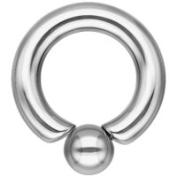 Anneau de piercing intime en acier argenté Anneau à bille vissée en acier chirurgical argenté avec surface lisse sur fond blanc
