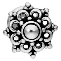 Labret piercing mandala argenté sur fond blanc, design détaillé