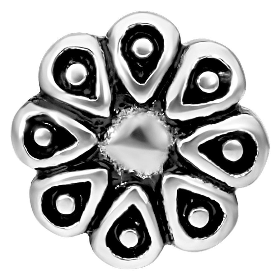 Blossom Labret au design élégant en argent Piercing Blossom Labret en argent avec un design en forme de fleur sur fond blanc
