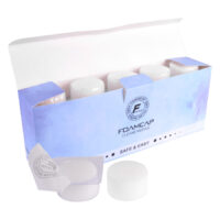 Caps en mousse blanches pour accessoires de tatouage Caps en mousse blanches dans un emballage bleu, ouvert sur fond blanc