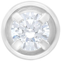 Labret en cristal clair avec filetage interne 1,2 mm Labret argenté avec pierre en cristal clair sur fond blanc