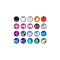 Boule de bijou facettée avec cristaux colorés Boules de bijou facettées de différentes couleurs sur fond blanc