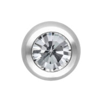 Embout de piercing facetté avec cristal clair Embout de piercing facetté en argent avec cristal clair sur fond blanc