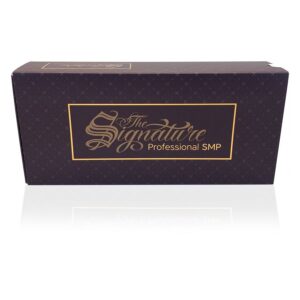 Boîte noire avec inscription dorée 'The Signature Professional SMP' sur fond blanc