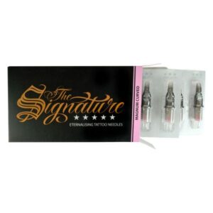 Emballage des aiguilles de tatouage Magnum Curved Cartridge avec cartouches transparentes sur fond blanc