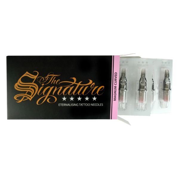Aiguilles de tatouage Magnum Curved Cartridge 20 pcs Emballage des aiguilles de tatouage Magnum Curved Cartridge avec cartouches transparentes sur fond blanc