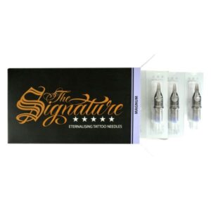 Emballage noir des aiguilles Magnum pour tatouage de Wildcat avec trois aiguilles visibles sur fond blanc