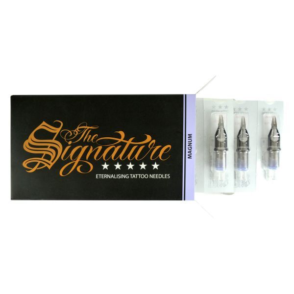 Aiguilles Magnum pour tatouage 20 pcs de Wildcat Emballage noir des aiguilles Magnum pour tatouage de Wildcat avec trois aiguilles visibles sur fond blanc