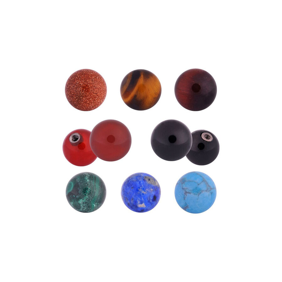 Embouts de piercing en pierres semi-précieuses colorées Différentes boules en pierres semi-précieuses colorées sur fond blanc