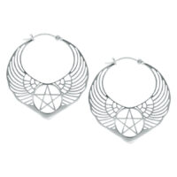 Boucles d'oreilles pentagramme ailé argentées Deux boucles d'oreilles argentées avec design d'ailes et de pentagramme sur fond blanc