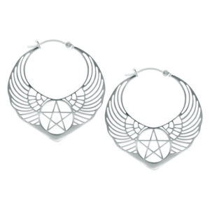 Deux boucles d'oreilles argentées avec design d'ailes et de pentagramme sur fond blanc